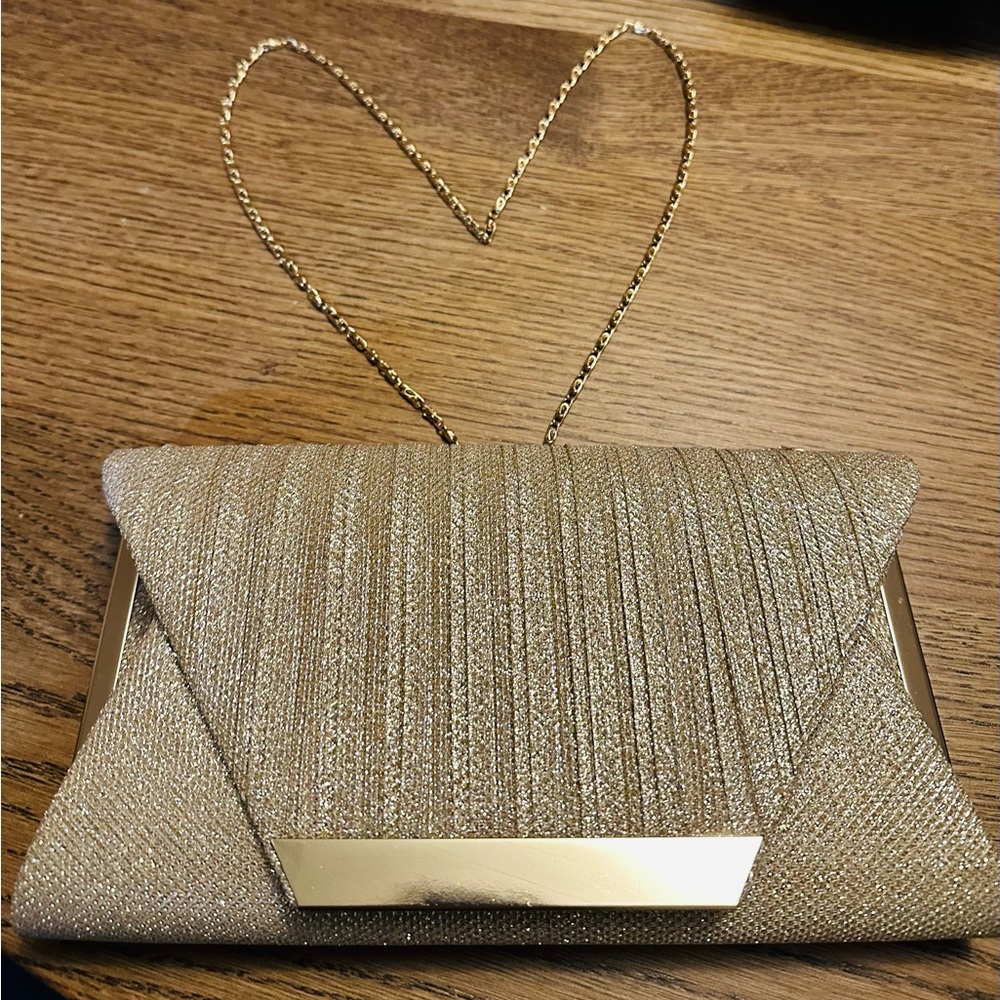 Gorgeous gold sparkly clutch purse with chain link strap. 🤍✨